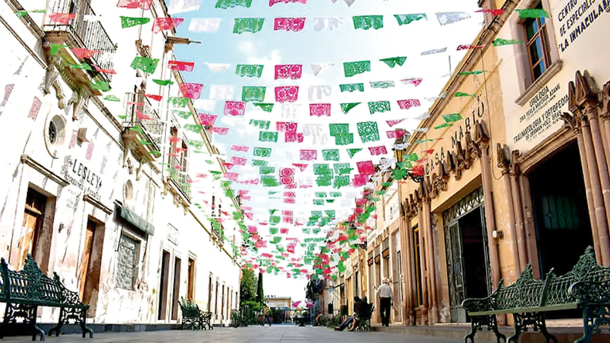 Calle de Jerez, Zacatecas con banderines tricolores